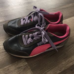 PUMA Sneaker! Grey & Pink. 💕 size 6